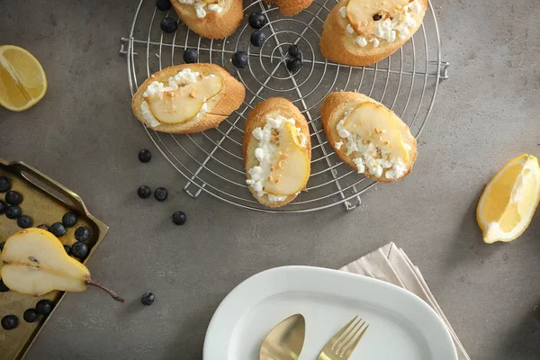 Lezzetli tatlı kadeh tabloda ile kompozisyon