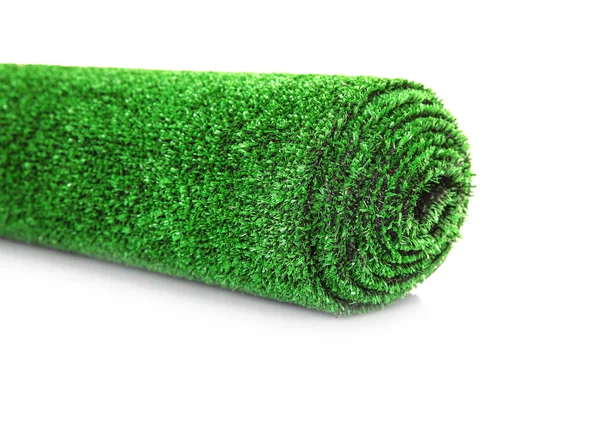 Rolo de tapete de grama artificial no fundo branco — Fotografia de Stock