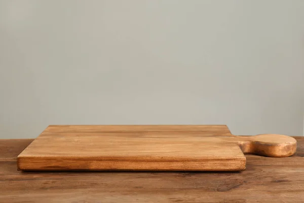 Plateau en bois sur table — Photo