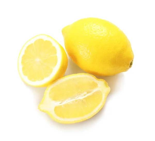 Deliciosos citrinos fatiados sobre fundo branco — Fotografia de Stock