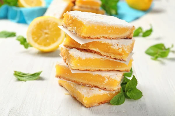 Стек смачних лимонних пирогів на дерев'яному столі — стокове фото