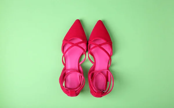 Stijlvolle platte schoenen op kleur achtergrond — Stockfoto