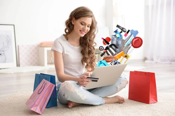 Junge Frau mit Laptop zum Surfen im Internet-Shop zu Hause. Online-Shopping-Konzept — Stockfoto