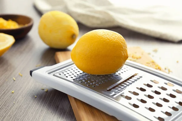 Терка и лимоны на кухонном столе — стоковое фото