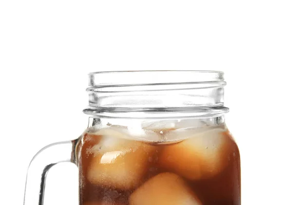 Frasco Mason com café frio brew e gelo no fundo branco — Fotografia de Stock