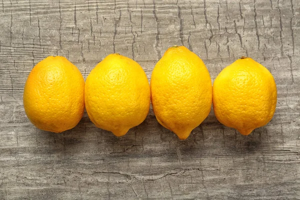 Deliciosos limones sobre fondo de madera —  Fotos de Stock