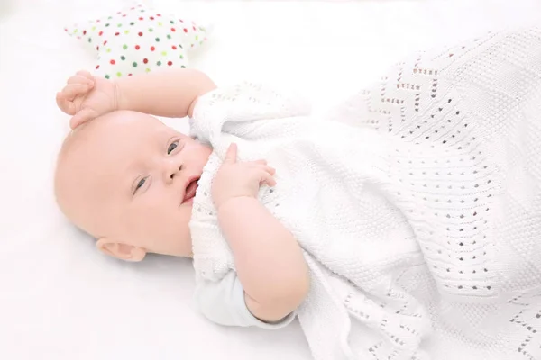 Συναισθηματική μωρό ξαπλωμένη στο λίκνο — Φωτογραφία Αρχείου