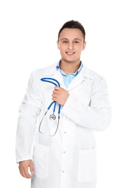 Ung manlig läkare med stetoskop på vit bakgrund — Stockfoto