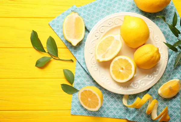 Composition avec de délicieux citrons frais — Photo