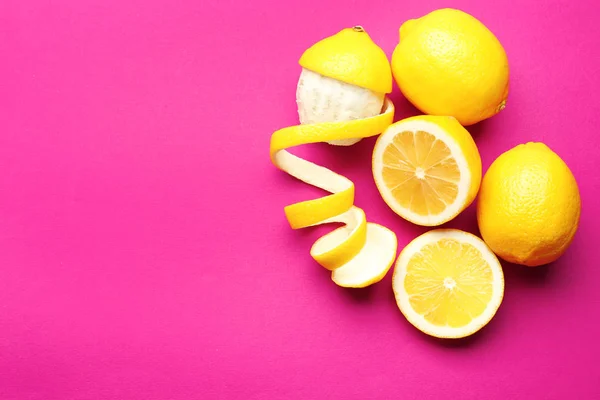 Deliciosos limones cortados y pelados —  Fotos de Stock