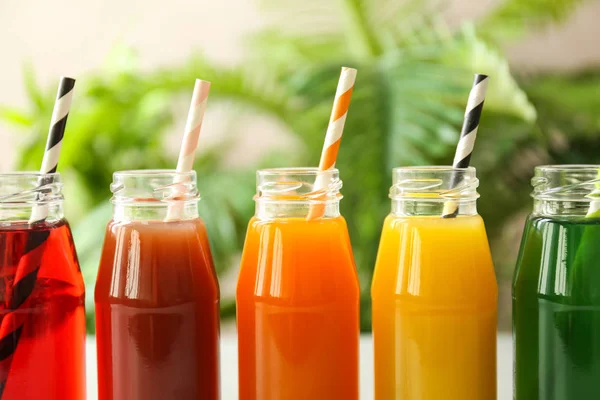 Läckra juicer i flaskor — Stockfoto