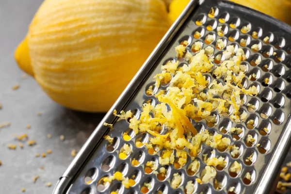 Tarka z lemon zest na stole, zbliżenie — Zdjęcie stockowe