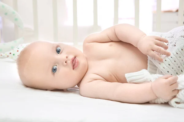 Bebê bonito deitado no berço — Fotografia de Stock