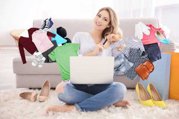 Mladá žena pomocí přenosného počítače k procházení internetového obchodu doma. Online nakupování koncept — Stock fotografie