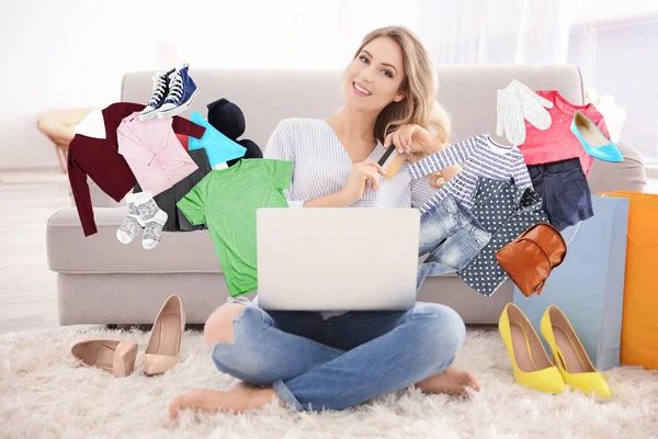 Mujer joven que utiliza el ordenador portátil para navegar por la tienda de Internet en casa. Concepto de compras online —  Fotos de Stock