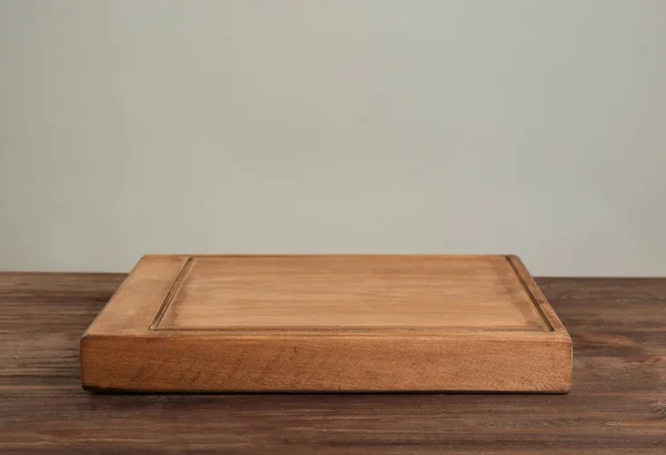 Tablero de madera en la mesa —  Fotos de Stock