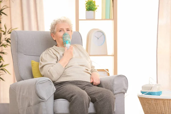 家中使用哮喘机的老年妇女 — 图库照片