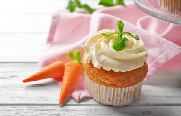 Delicious carrot muffin on wooden table, closeup — Stock Photo, Image