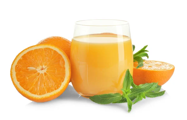 Komposition mit einem Glas frischen Saft und Orangen auf weißem Hintergrund — Stockfoto