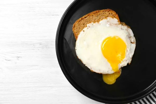 Вкусно над легким яйцом с хлебом — стоковое фото
