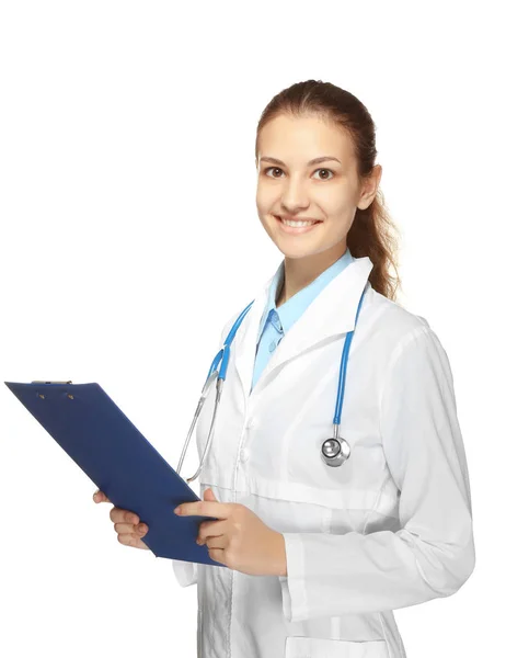 Jeune femme médecin avec stéthoscope et presse-papiers sur fond blanc — Photo