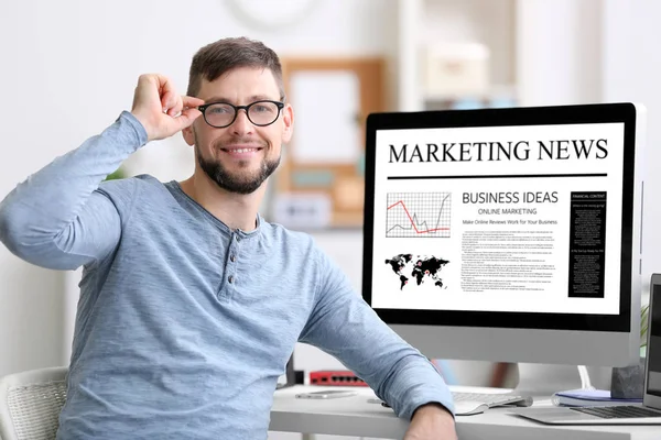 Man aan het werk in office. Nieuws van de marketing op computerscherm — Stockfoto