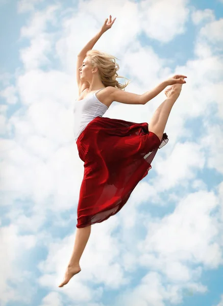 Mooie gepassioneerd danseres buitenshuis tegen blauwe hemel — Stockfoto