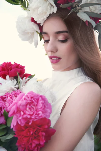 Bella giovane donna che indossa ghirlanda floreale, primo piano — Foto Stock