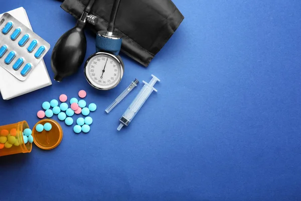 Concept de soins de santé. Composition avec des pilules et des trucs médicaux sur fond bleu — Photo