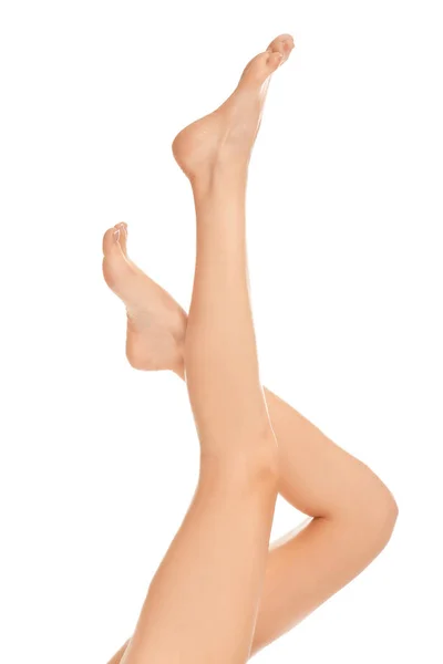 Conceptul de epilare. Picioare de femeie tânără frumoasă pe fundal alb — Fotografie, imagine de stoc