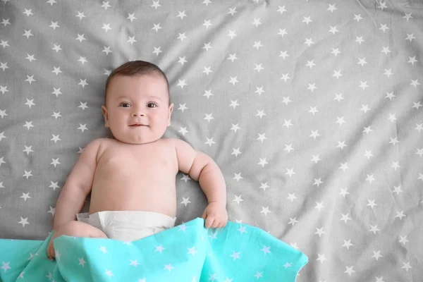 Mignon petit bébé couché sur le lit à la maison — Photo