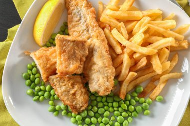 Tabak bezelye tablo ile lezzetli kızarmış balık ve patates kızartması ile