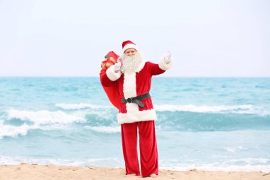 Büyük kırmızı çanta dolusu hediye Beach ile otantik Noel Baba