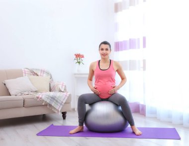 Genç hamile kadın evde eğitim. Sağlık kavramı