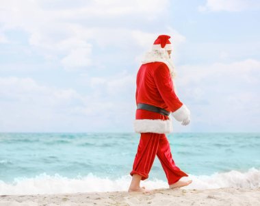 Otantik Noel Baba Sahilde yürüyüş