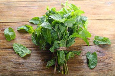 Ahşap masa üzerinde taze nane demet