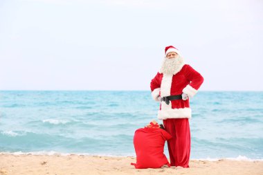 Büyük kırmızı çanta dolusu hediye Beach ile otantik Noel Baba