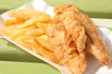 Lezzetli kızarmış balık ve cips üzerinde ahşap Bank