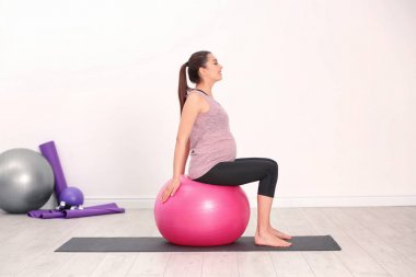 Spor salonunda eğitim genç hamile kadın. Sağlık kavramı