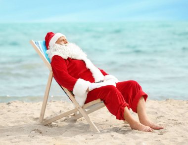 Otantik Noel Baba şezlong sahilde rahatlatıcı