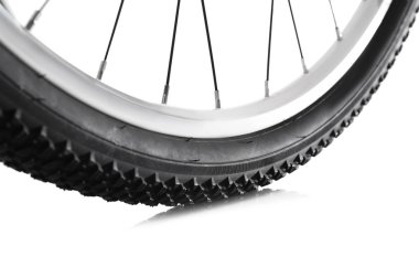 beyaz zemin üzerinde bisiklet tekerleği