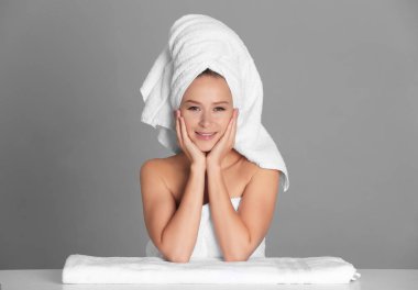 Sonra banyo gri arka plan üzerinde güzel genç kadın