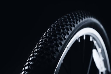 Siyah zemin üzerinde bisiklet tekerleği