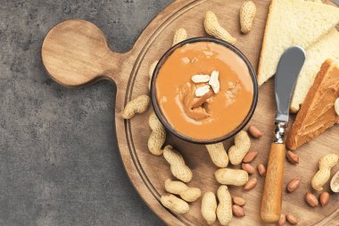 Lezzetli fıstık ezmesi, tost ve fındık tablo ile ahşap tahta