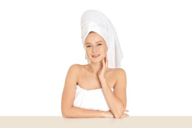 Beyaz arka planda banyo yaptıktan sonra güzel genç bir kadın.