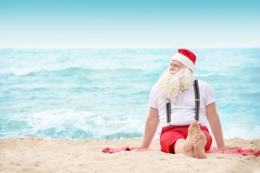 Otantik Noel Baba kumsalda oturuyor