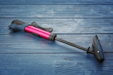 Ahşap arka plan üzerinde bisiklet pompası