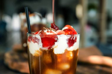 Tepesi üzerine tatlı dökme