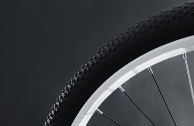 Siyah zemin üzerinde bisiklet tekerleği