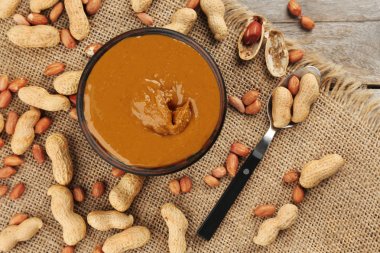 Lezzetli fıstık ezmesi ve çul fındık ile kase